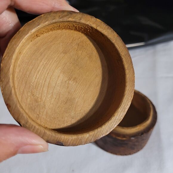 Handcrafted Sm Round Trinket Box Flower Etched On Lid - Picture 8 of 9